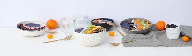 Miski z kolorowymi składnikami